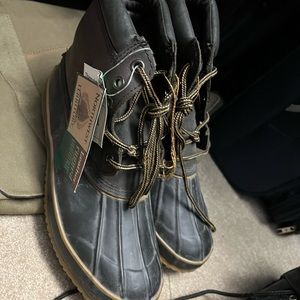 Hunting boots size 11 still has tags on them